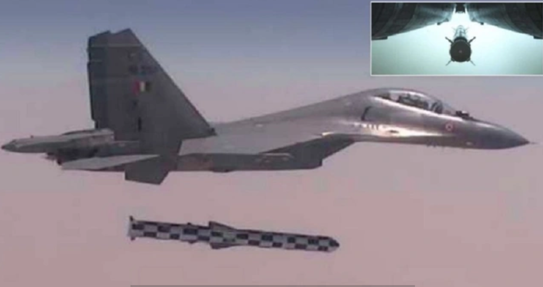 Ấn Độ tung đòn BrahMos xuyên thủng căn cứ Pakistan, F-16 bị đánh trúng trong hangar- Ảnh 2.