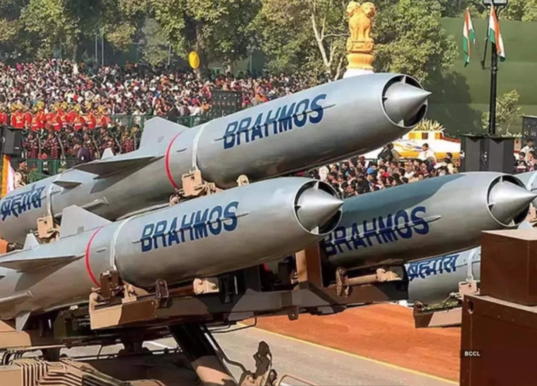 Ấn Độ tung đòn BrahMos xuyên thủng căn cứ Pakistan, F-16 bị đánh trúng trong hangar- Ảnh 3.