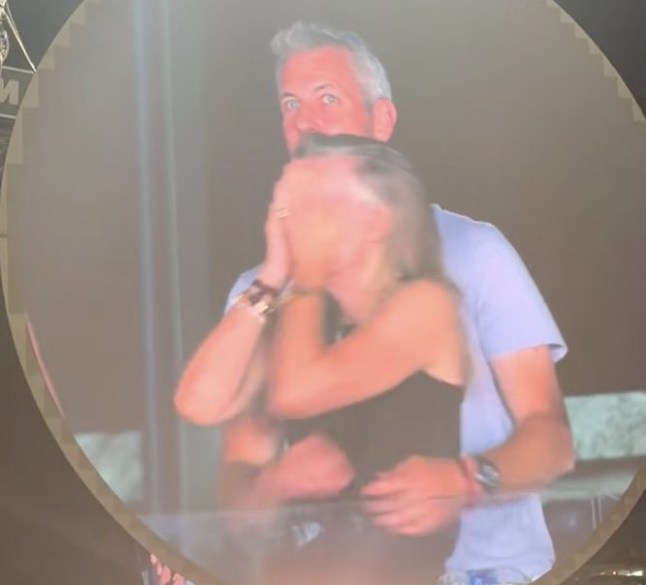 C&uacute; twist g&acirc;y sốc vụ ngoại t&igrave;nh chấn động trong concert Coldplay: Người chồng cũng c&oacute; mặt v&agrave; "sự thật kh&ocirc;ng giống như vẻ bề ngo&agrave;i"?- Ảnh 1.