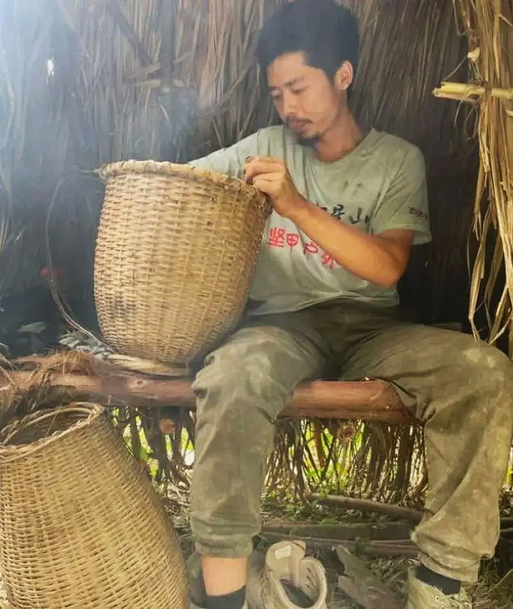 Bắt chuột ăn trong 70 ngày thử thách sinh tồn, chàng trai thắng 370 triệu đồng- Ảnh 2.