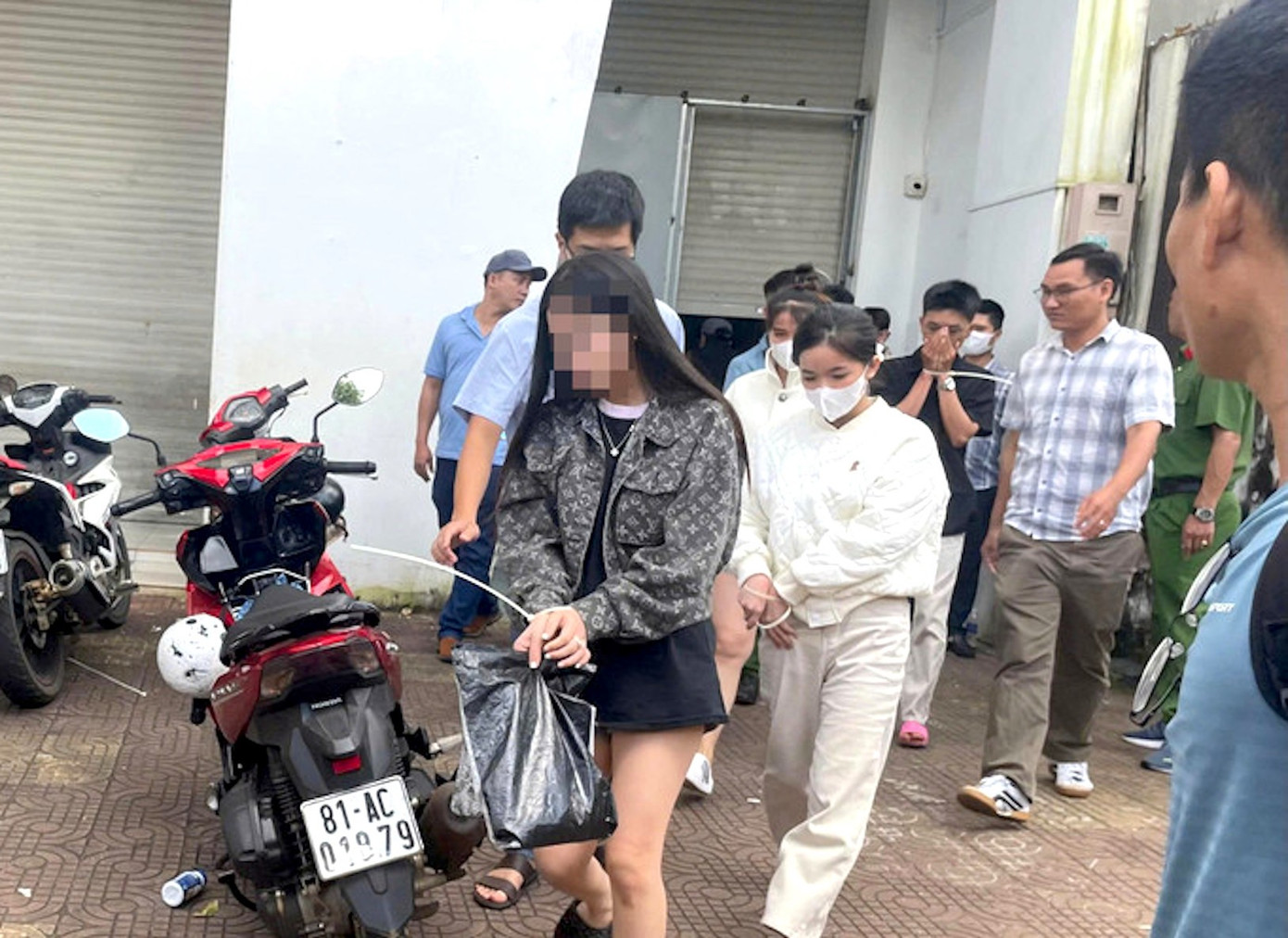 Cho thu&ecirc; địa điểm, cung cấp 'g&aacute;i bay' cho d&acirc;n chơi, chủ qu&aacute;n bar nổi tiếng ở Gia Lai bị bắt- Ảnh 1.