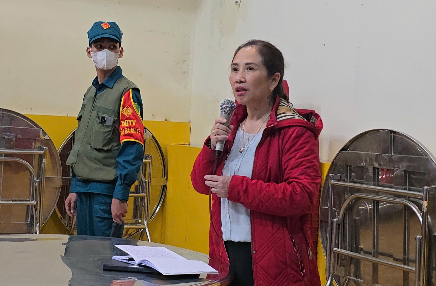 Tạm đình chỉ công tác hiệu trưởng trường tiểu học có thực phẩm bẩn- Ảnh 1.