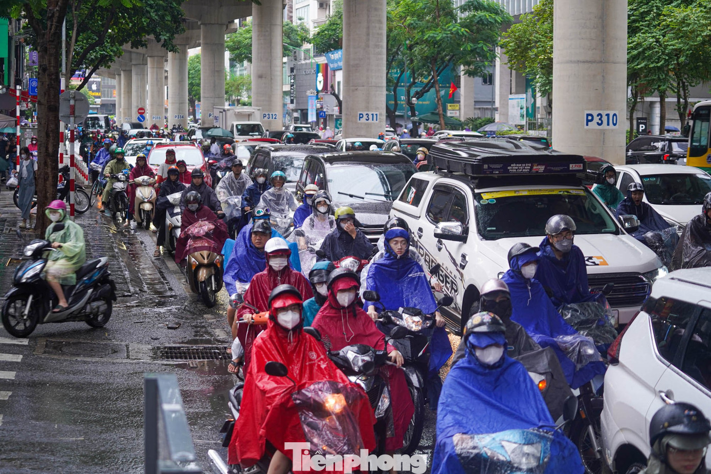 Ảnh hưởng bão số 9, Hà Nội mưa từ sáng sớm, giao thông ùn tắc- Ảnh 7.