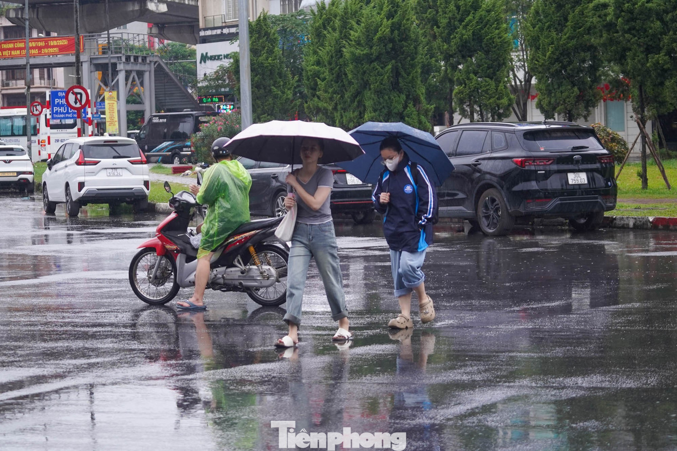 Ảnh hưởng bão số 9, Hà Nội mưa từ sáng sớm, giao thông ùn tắc- Ảnh 5.