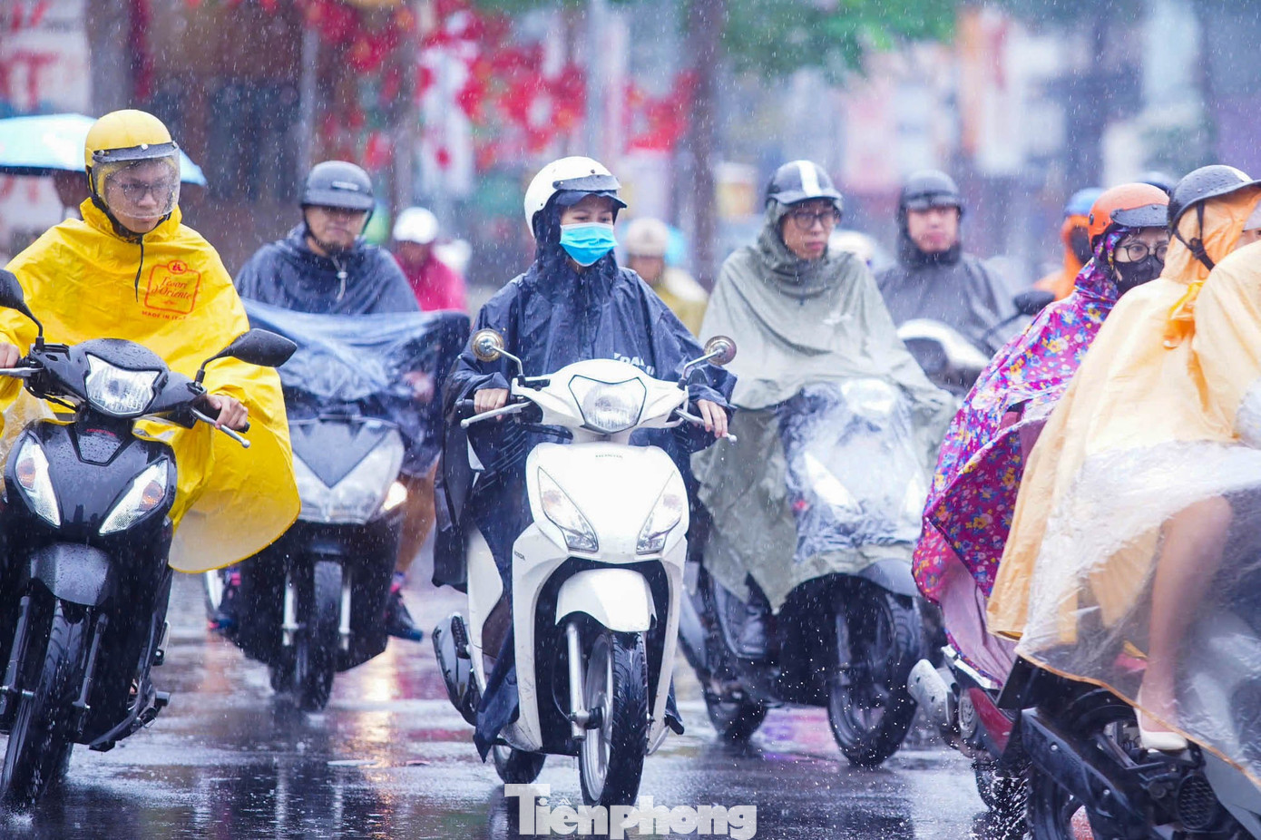 Ảnh hưởng bão số 9, Hà Nội mưa từ sáng sớm, giao thông ùn tắc- Ảnh 1.