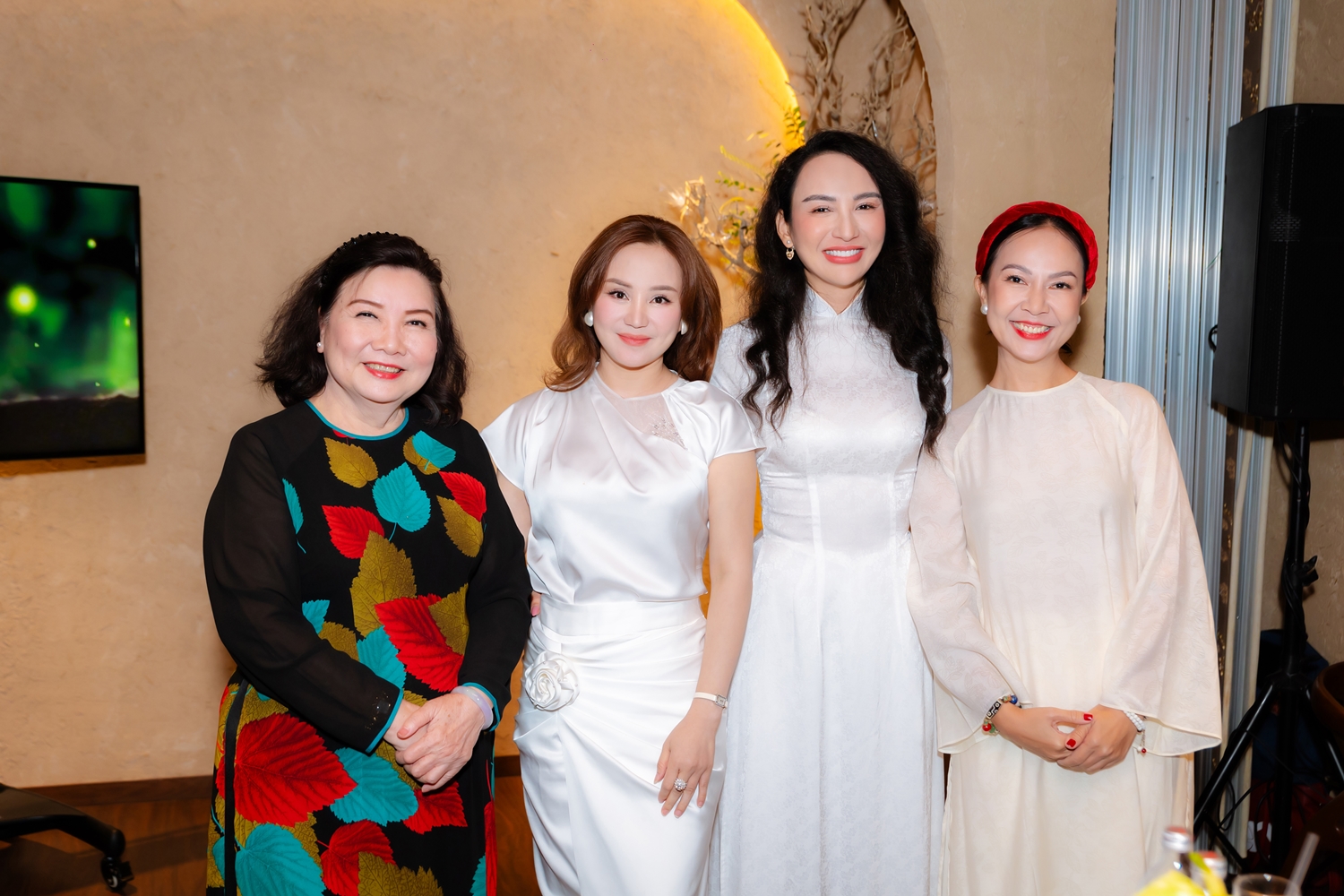 Hoa hậu Ngọc Diễm: "Vẻ đẹp lớn nhất của người phụ nữ không nằm ở vương miện"- Ảnh 2. Hoa hậu Ngọc Diễm: "Vẻ đẹp lớn nhất của người phụ nữ không nằm ở vương miện"- Ảnh 2.