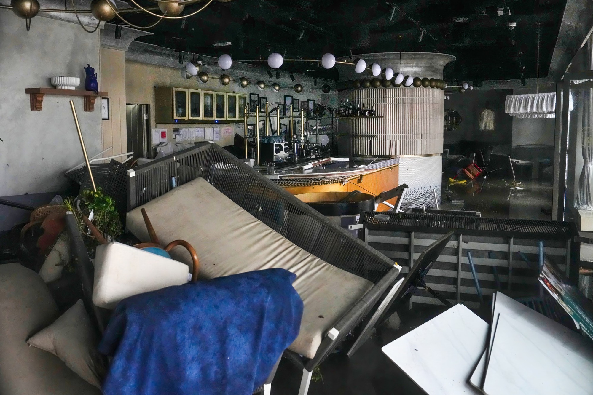 Hong Kong (Trung Quốc) thiệt hại hàng chục nghìn tỷ đồng trong 2 ngày "tê liệt" do siêu bão Ragasa quần thảo- Ảnh 1. Hong Kong (Trung Quốc) thiệt hại hàng chục nghìn tỷ đồng trong 2 ngày "tê liệt" do siêu bão Ragasa quần thảo- Ảnh 1.