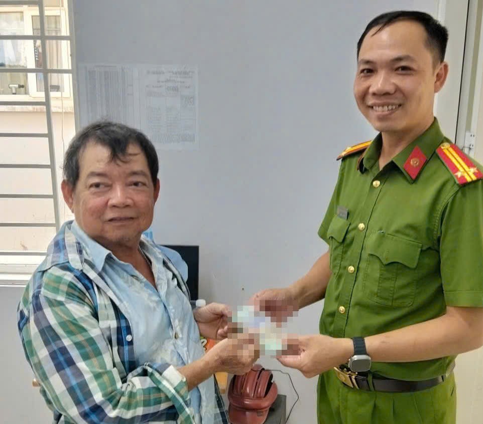 Đã tìm được người rơi cọc tiền 500.000 đồng trên đường ở Thủ Đức, TP HCM- Ảnh 2.