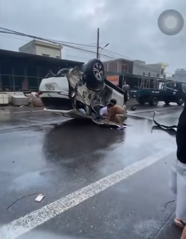 Ô tô lật sau va chạm với xe máy, 1 phụ nữ tử vong tại chỗ: 60 giây bất  thường trước khi xảy ra tai nạn