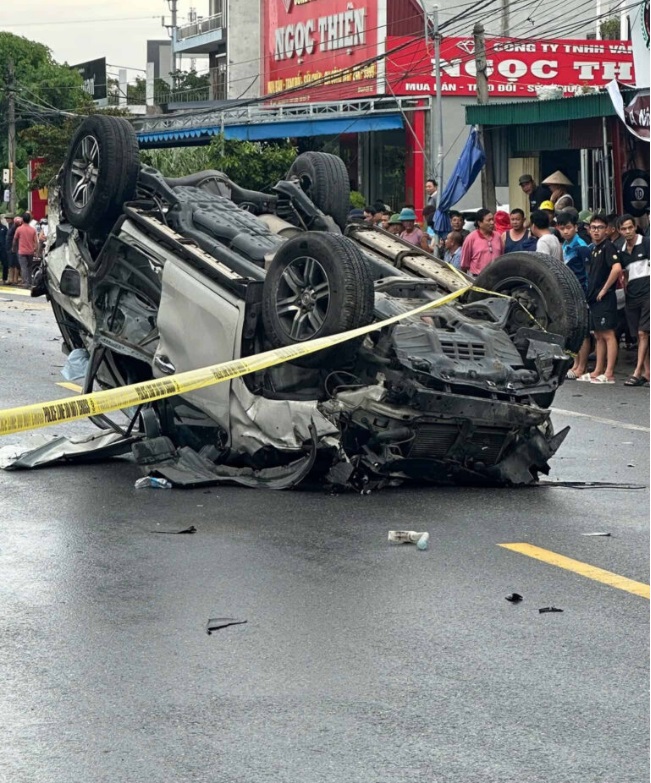 Ô tô lật sau va chạm với xe máy, 1 phụ nữ tử vong tại chỗ: 60 giây bất  thường trước khi xảy ra tai nạn