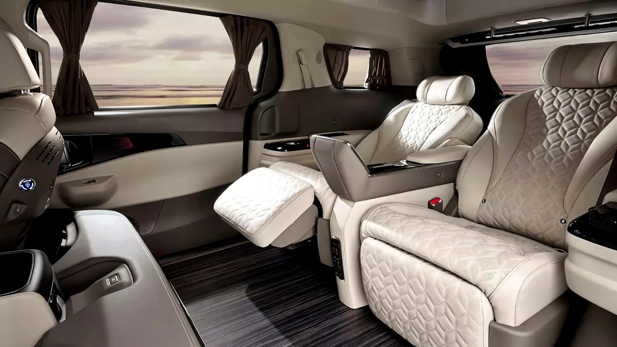 Kia Carnival bản 'chủ tịch' ra mắt Việt Nam cuối tuần này: Nội thất dễ thêm ghế massage, màn hình lớn phía sau, nóc xe có chi tiết đặc biệt- Ảnh 6. Kia Carnival bản 'chủ tịch' ra mắt Việt Nam cuối tuần này: Nội thất dễ thêm ghế massage, màn hình lớn phía sau, nóc xe có chi tiết đặc biệt- Ảnh 6.