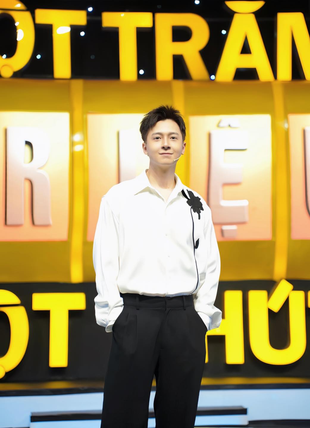 Ngoại hình điển trai của “phú ông” showbiz Việt, mỗi quận sở hữu 2 căn nhà, U40 chưa vợ- Ảnh 9.