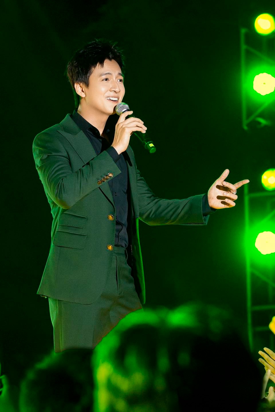 Ngoại hình điển trai của “phú ông” showbiz Việt, mỗi quận sở hữu 2 căn nhà, U40 chưa vợ- Ảnh 8.