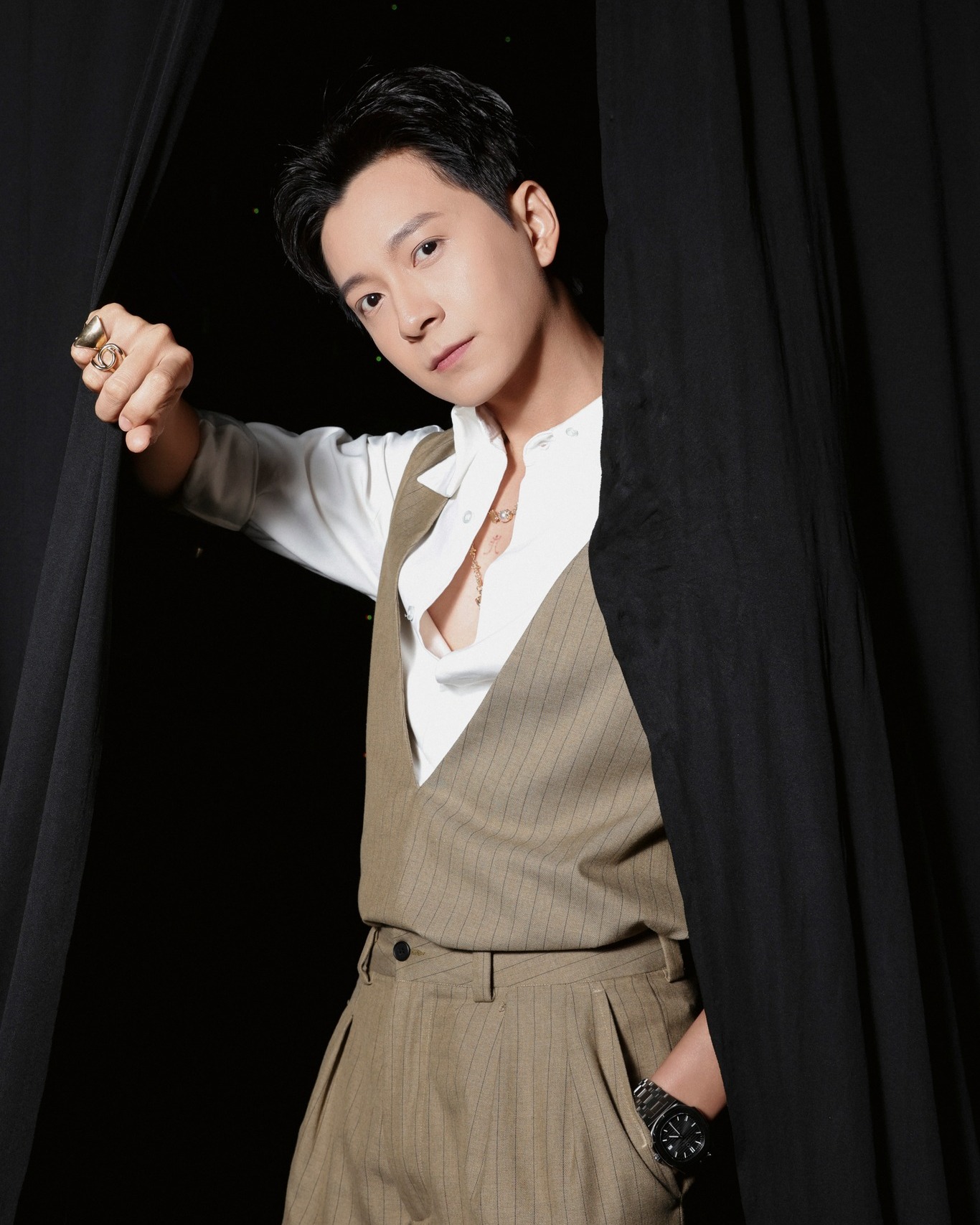 Ngoại hình điển trai của “phú ông” showbiz Việt, mỗi quận sở hữu 2 căn nhà, U40 chưa vợ- Ảnh 2.