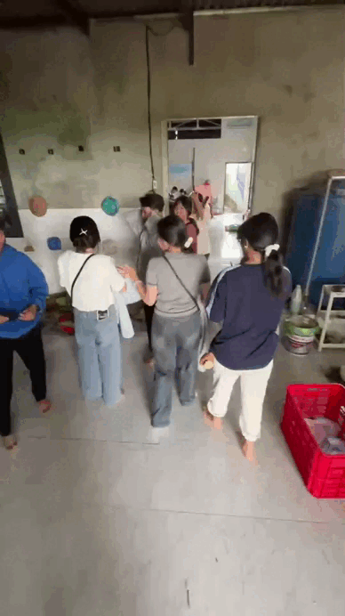 Trung b&igrave;nh nh&agrave; miền T&acirc;y: Rộng muốn tiền đ&igrave;nh, thiết kế mỗi chỗ 1 kiểu, xin ph&eacute;p hỏi gia chủ l&agrave;m g&igrave; m&agrave; gi&agrave;u thế!- Ảnh 1.