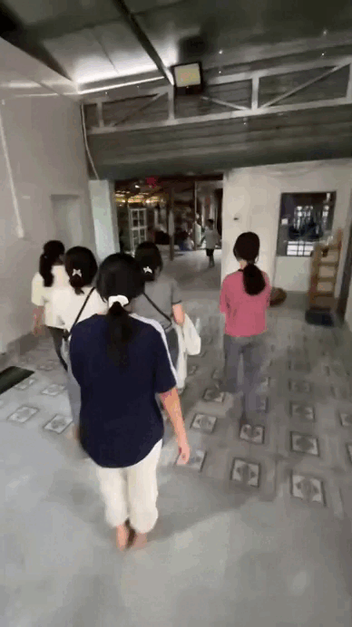 Trung b&igrave;nh nh&agrave; miền T&acirc;y: Rộng muốn tiền đ&igrave;nh, thiết kế mỗi chỗ 1 kiểu, xin ph&eacute;p hỏi gia chủ l&agrave;m g&igrave; m&agrave; gi&agrave;u thế!- Ảnh 2.