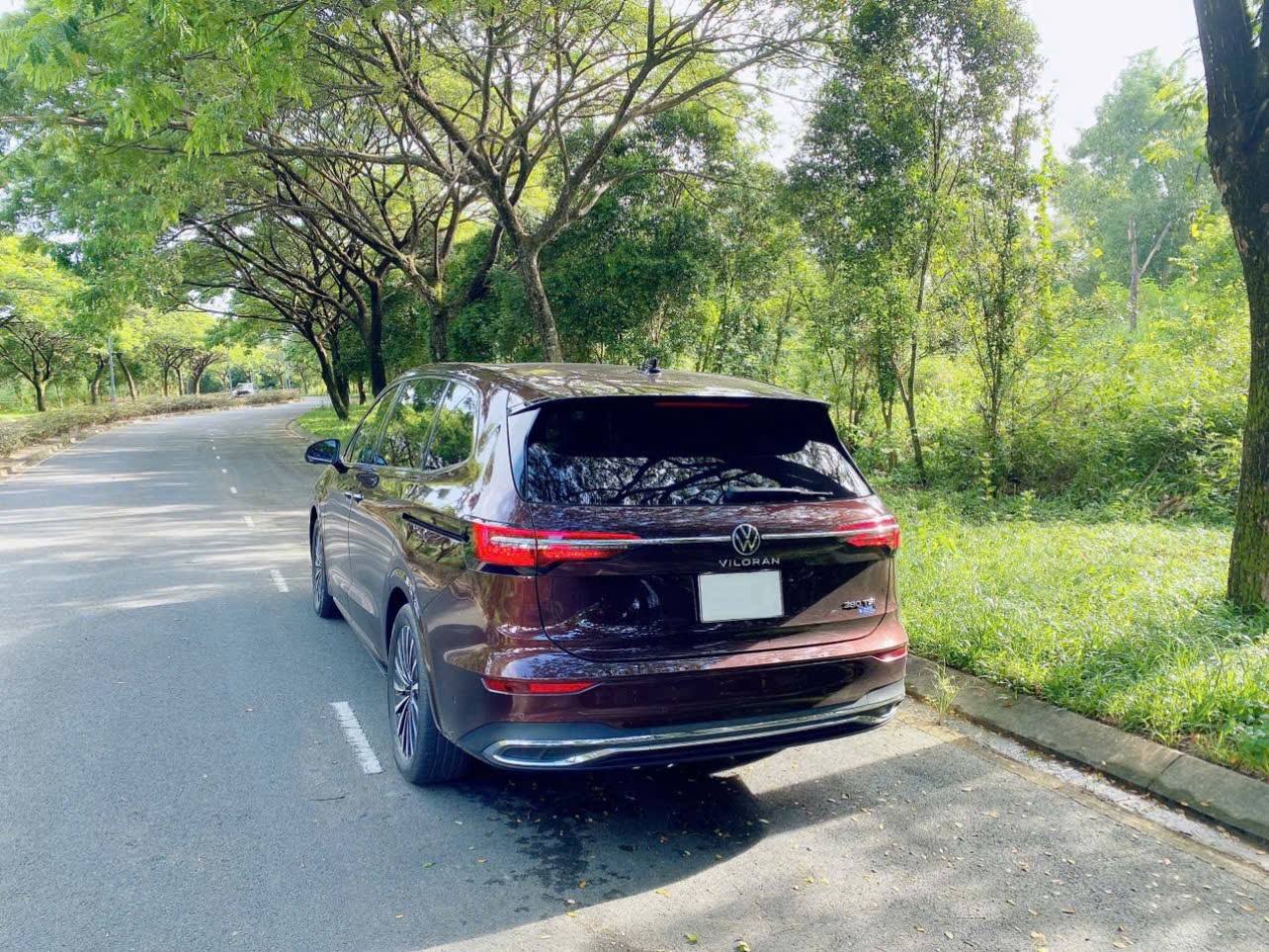 Chiếc VW Viloran n&agrave;y rao b&aacute;n gần 2,1 tỷ đồng, kh&aacute;ch h&agrave;ng tiết kiệm 450 triệu so với mua mới lại được nội thất rộng hơn Carnival- Ảnh 3.