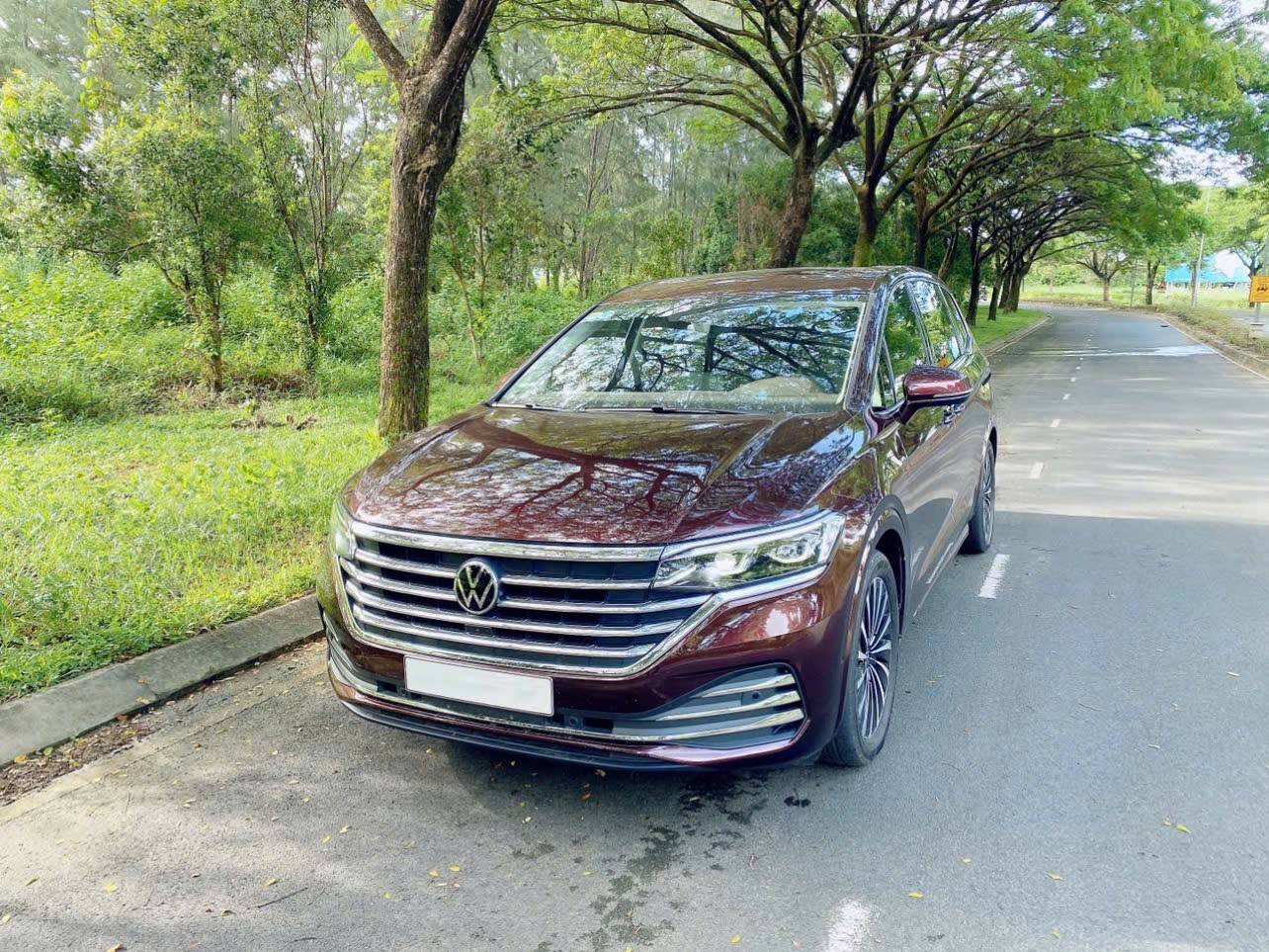 Chiếc VW Viloran n&agrave;y rao b&aacute;n gần 2,1 tỷ đồng, kh&aacute;ch h&agrave;ng tiết kiệm 450 triệu so với mua mới lại được nội thất rộng hơn Carnival- Ảnh 2.