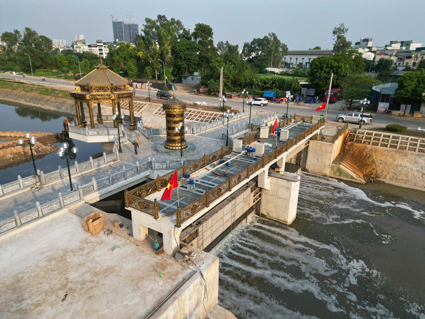 Vì sao một số đoạn sông Tô Lịch nước chuyển màu đen?- Ảnh 1.