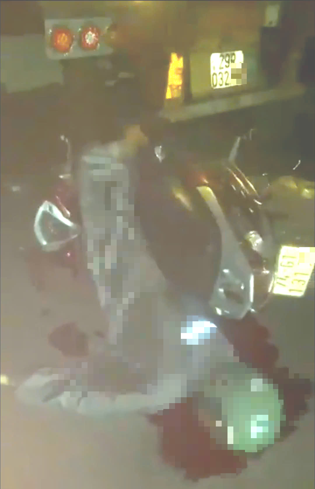 Tông vào xe ô tô đầu kéo đỗ bên đường, nam thanh niên tử vong- Ảnh 1. Tông vào xe ô tô đầu kéo đỗ bên đường, nam thanh niên tử vong- Ảnh 1.