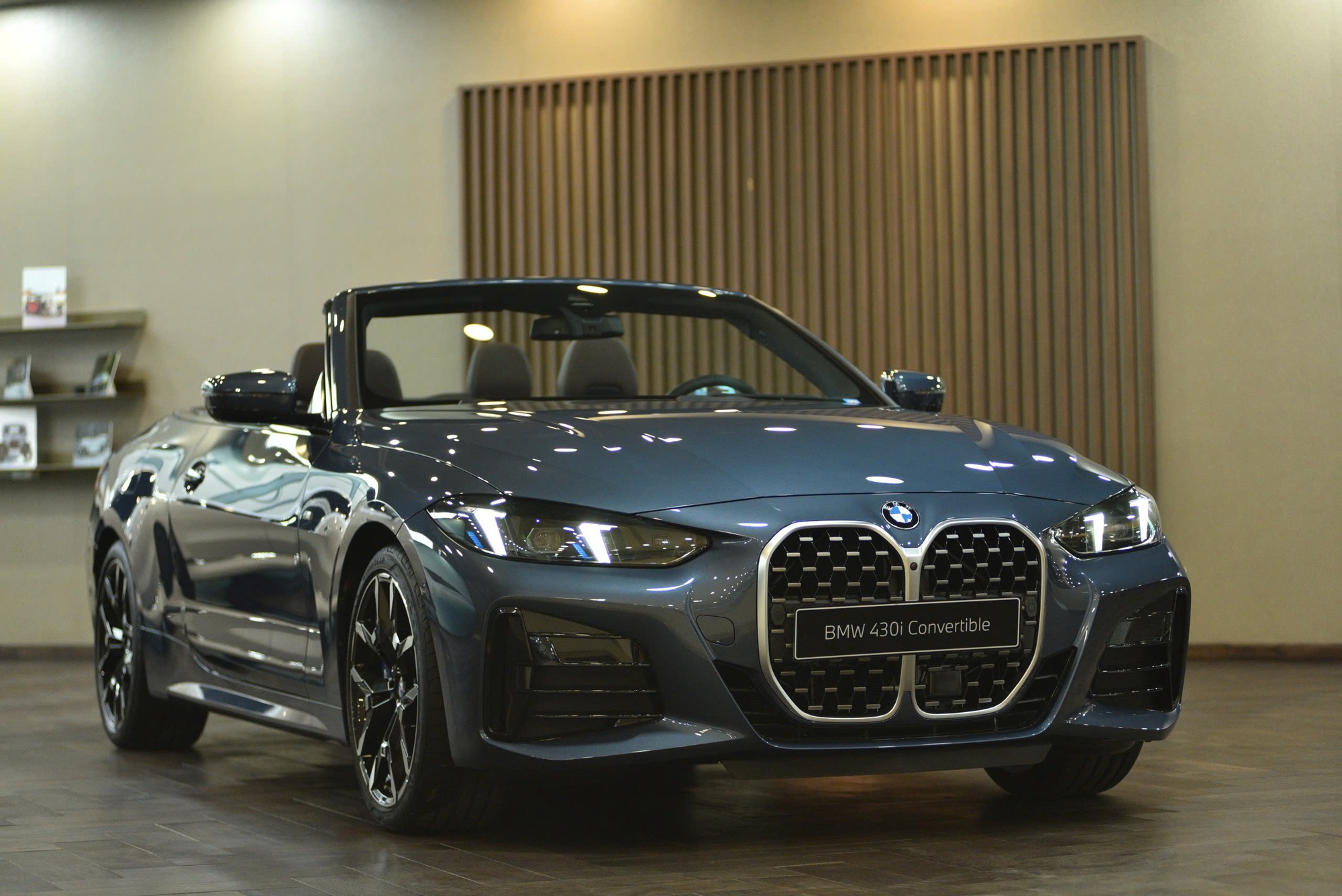 BMW 4 Series 2025 về đại l&yacute;: Gi&aacute; từ gần 3,4 tỷ đồng cho bản mui trần, lần đầu c&oacute; ADAS, giao diện đ&egrave;n g&acirc;y ch&uacute; &yacute;- Ảnh 2.