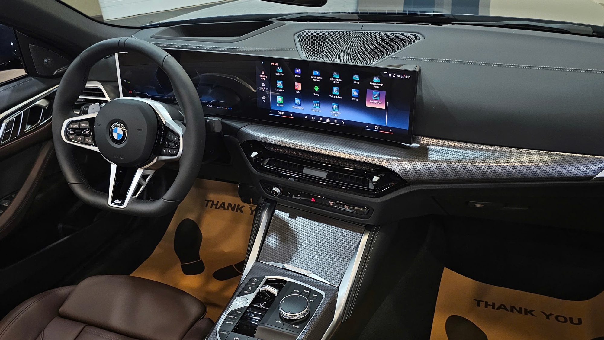 BMW 4 Series 2025 về đại l&yacute;: Gi&aacute; từ gần 3,4 tỷ đồng cho bản mui trần, lần đầu c&oacute; ADAS, giao diện đ&egrave;n g&acirc;y ch&uacute; &yacute;- Ảnh 11.