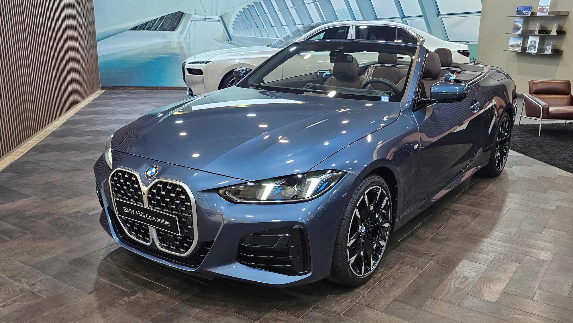 BMW 4 Series 2025 về đại l&yacute;: Gi&aacute; từ gần 3,4 tỷ đồng cho bản mui trần, lần đầu c&oacute; ADAS, giao diện đ&egrave;n g&acirc;y ch&uacute; &yacute;- Ảnh 5.