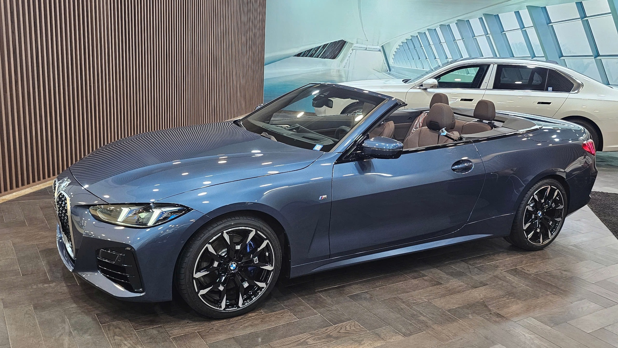 BMW 4 Series 2025 về đại l&yacute;: Gi&aacute; từ gần 3,4 tỷ đồng cho bản mui trần, lần đầu c&oacute; ADAS, giao diện đ&egrave;n g&acirc;y ch&uacute; &yacute;- Ảnh 6.