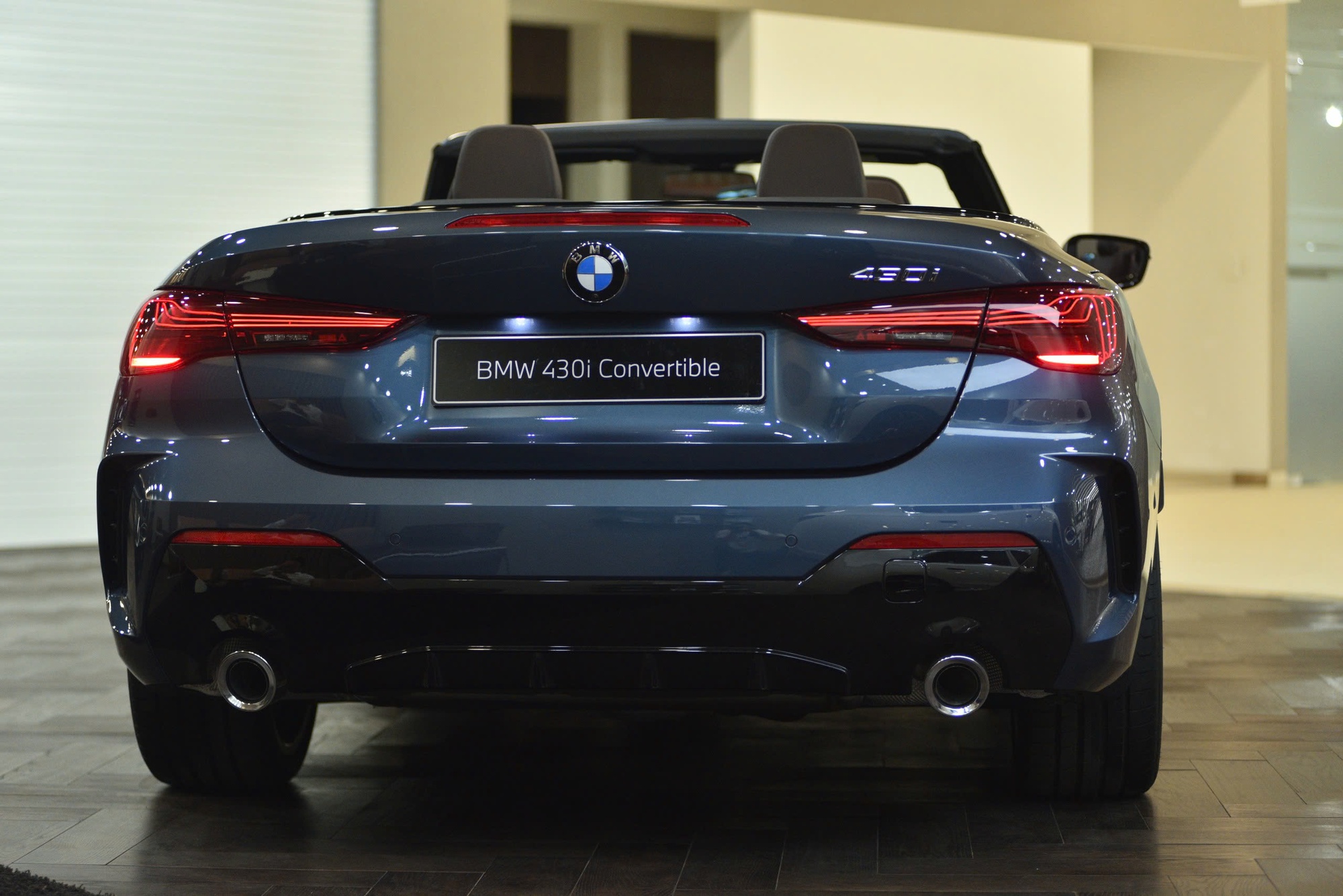 BMW 4 Series 2025 về đại l&yacute;: Gi&aacute; từ gần 3,4 tỷ đồng cho bản mui trần, lần đầu c&oacute; ADAS, giao diện đ&egrave;n g&acirc;y ch&uacute; &yacute;- Ảnh 8.