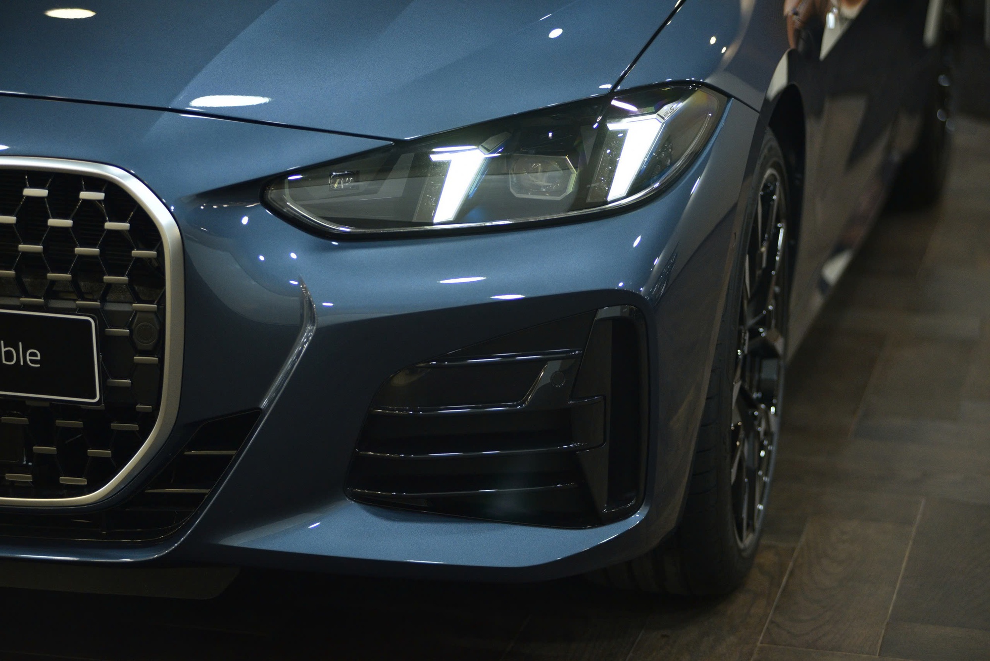 BMW 4 Series 2025 về đại l&yacute;: Gi&aacute; từ gần 3,4 tỷ đồng cho bản mui trần, lần đầu c&oacute; ADAS, giao diện đ&egrave;n g&acirc;y ch&uacute; &yacute;- Ảnh 9.