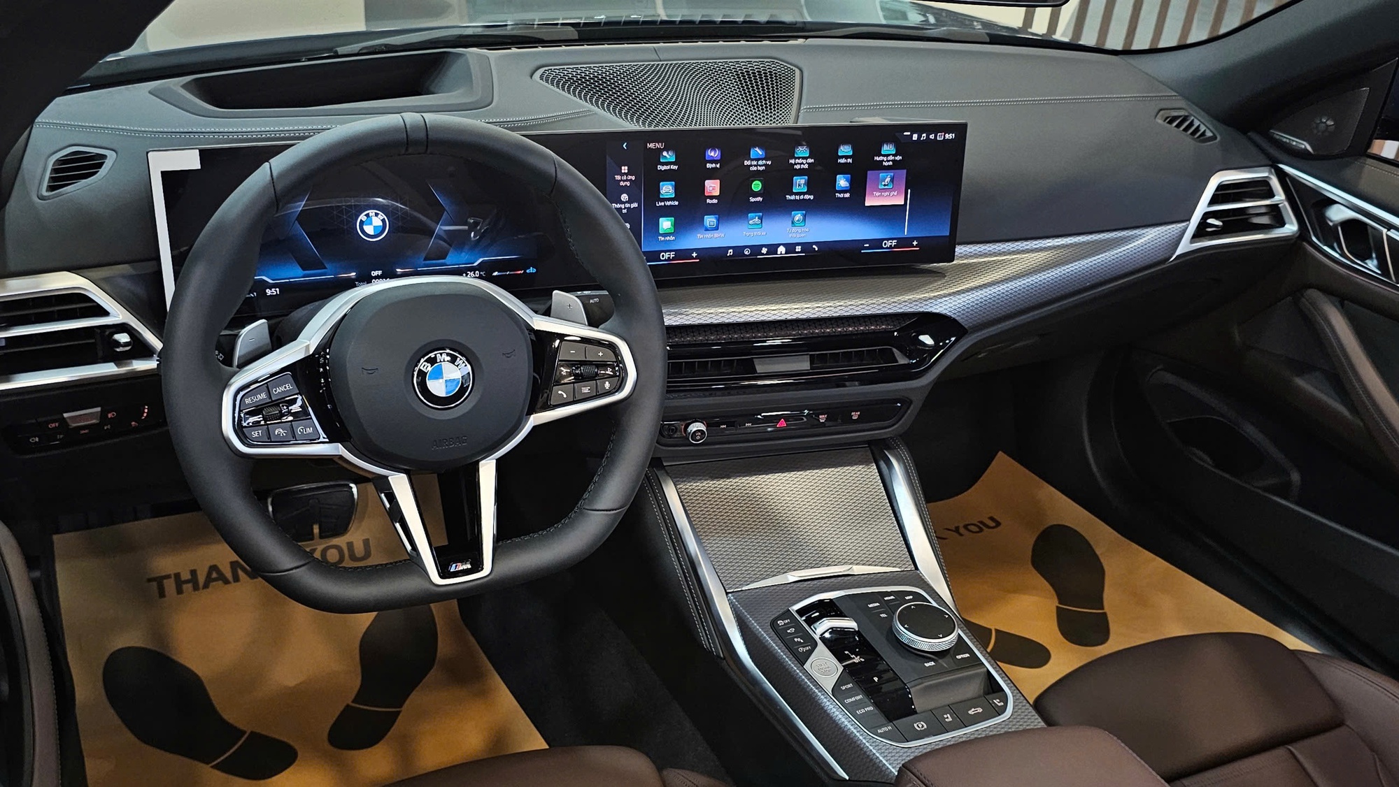 BMW 4 Series 2025 về đại l&yacute;: Gi&aacute; từ gần 3,4 tỷ đồng cho bản mui trần, lần đầu c&oacute; ADAS, giao diện đ&egrave;n g&acirc;y ch&uacute; &yacute;- Ảnh 4.