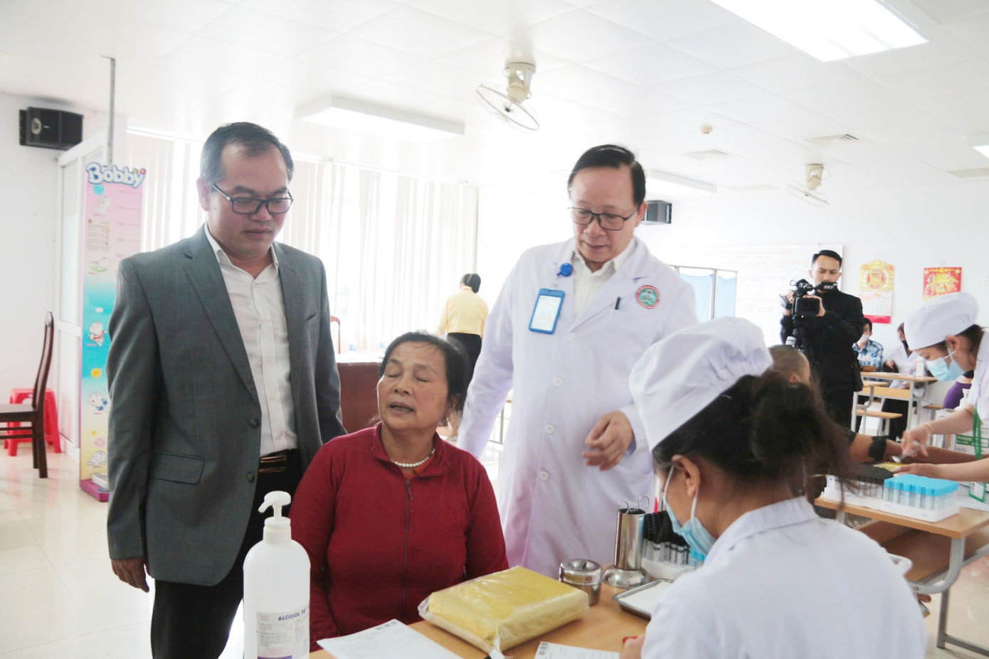 Vụ Lập Khống Hàng Trăm Hồ Sơ Tán Sỏi Thận: Người Bệnh Nói Gì?- Ảnh 2. Vụ Lập Khống Hàng Trăm Hồ Sơ Tán Sỏi Thận: Người Bệnh Nói Gì?- Ảnh 2.
