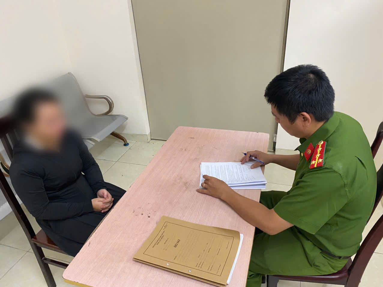 Công an làm rõ, xử lý cô gái sinh năm 1998- Ảnh 1. Công an làm rõ, xử lý cô gái sinh năm 1998- Ảnh 1.