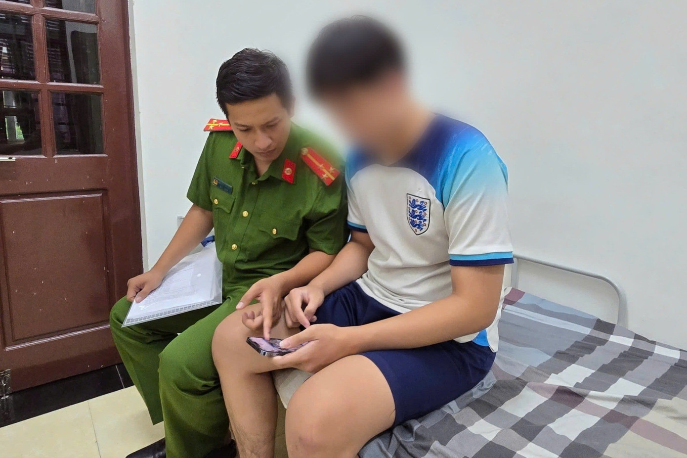 Nam sinh mắc bẫy 'bắt cóc online', tự nhốt mình trong nhà nghỉ suốt 1 ngày- Ảnh 1.