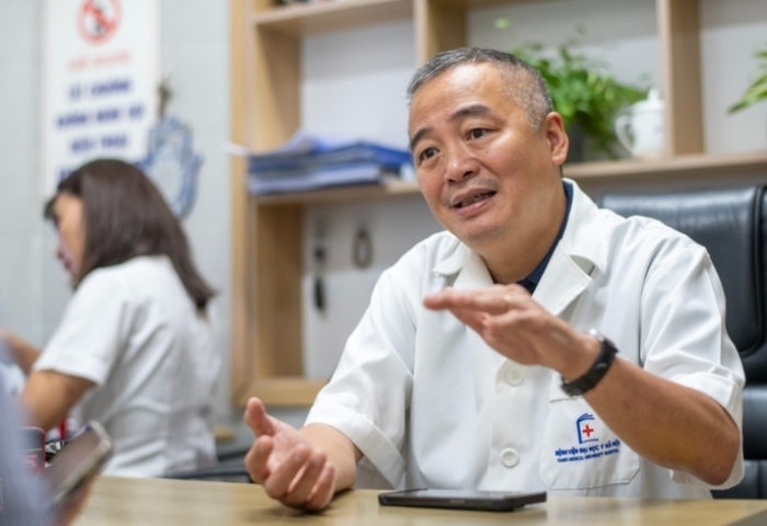 PGS Nguyễn L&acirc;n Hiếu: Nhiều lần phải đổ cốc An cung ngưu ho&agrave;ng để cứu bệnh nh&acirc;n- Ảnh 1.