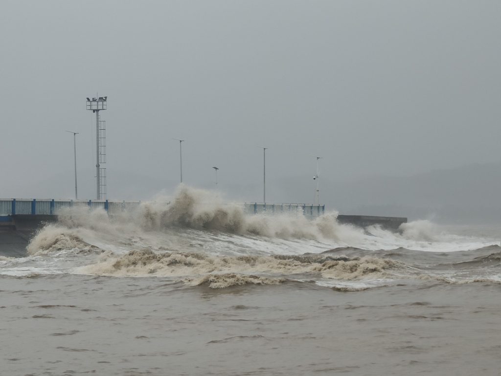 Bão Bualoi đổ bộ 4 lần vào Philippines, xuất hiện diễn biến bất ngờ- Ảnh 1.