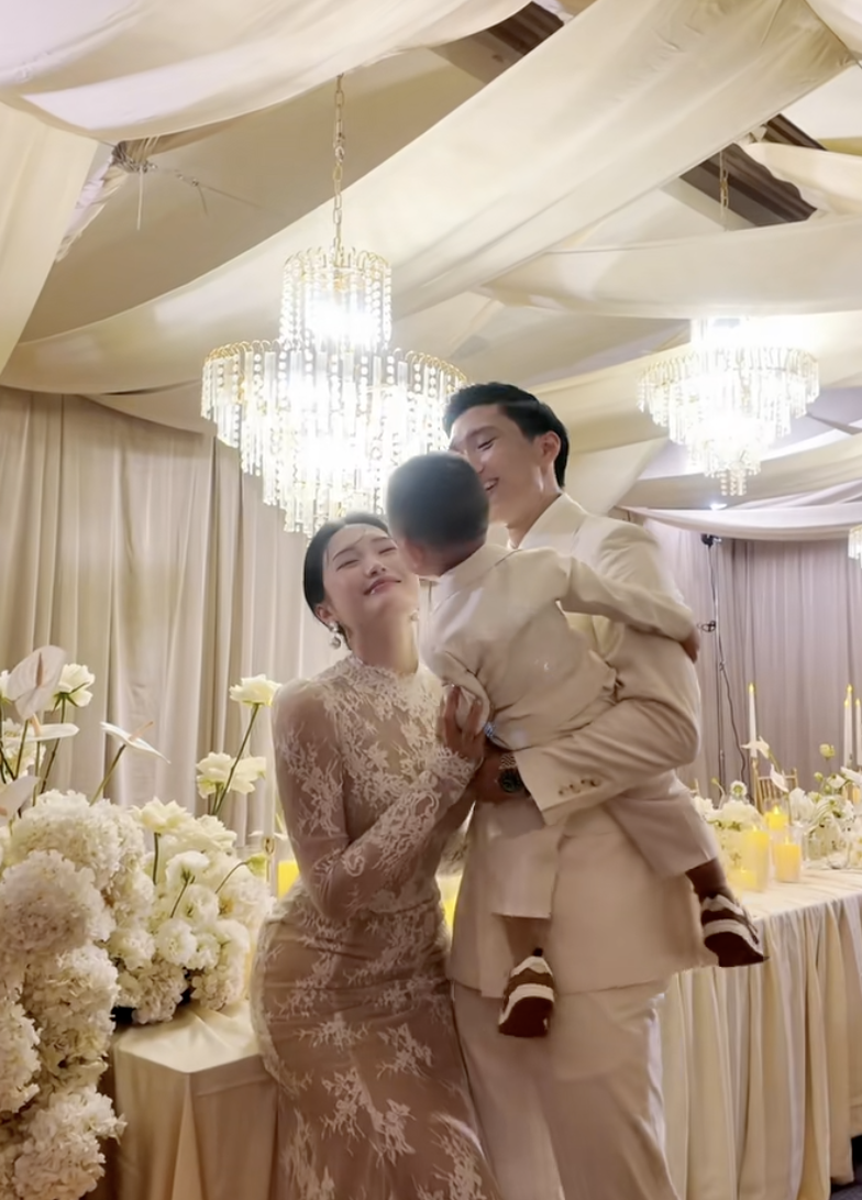 Hậu trường chụp ảnh kỷ niệm 2 năm ng&agrave;y cưới Văn Hậu, Do&atilde;n Hải My c&ograve;n xinh hơn cả l&uacute;c l&agrave;m c&ocirc; d&acirc;u- Ảnh 1.