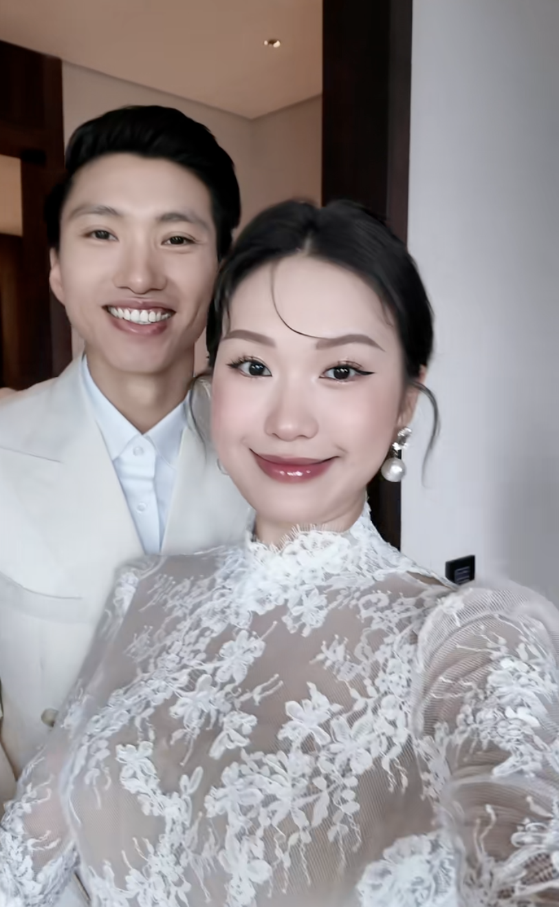 Hậu trường chụp ảnh kỷ niệm 2 năm ng&agrave;y cưới Văn Hậu, Do&atilde;n Hải My c&ograve;n xinh hơn cả l&uacute;c l&agrave;m c&ocirc; d&acirc;u- Ảnh 3.