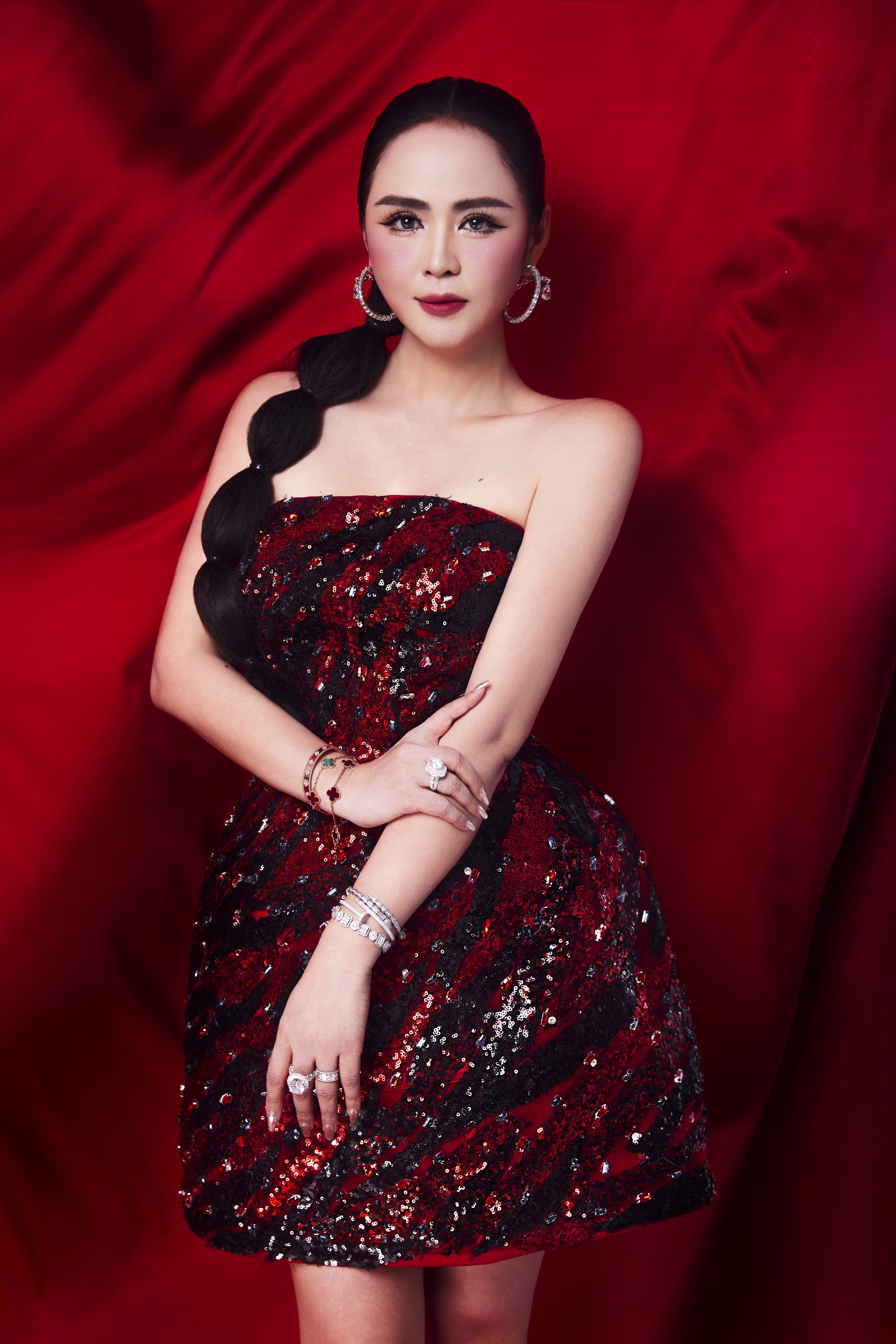 NTK Thanh Hương Bùi tái hợp 3 nàng hậu trước thềm Shanghai Fashion Week SS26- Ảnh 2. NTK Thanh Hương Bùi tái hợp 3 nàng hậu trước thềm Shanghai Fashion Week SS26- Ảnh 2.
