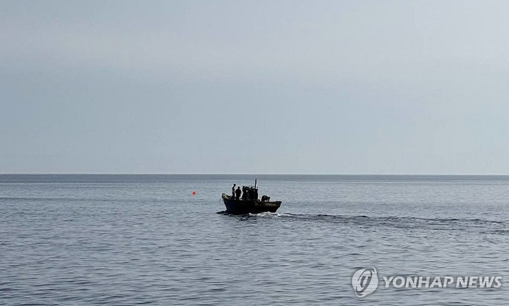 Hàn Quốc nổ súng cảnh cáo tàu Triều Tiên vượt biên giới biển- Ảnh 1.