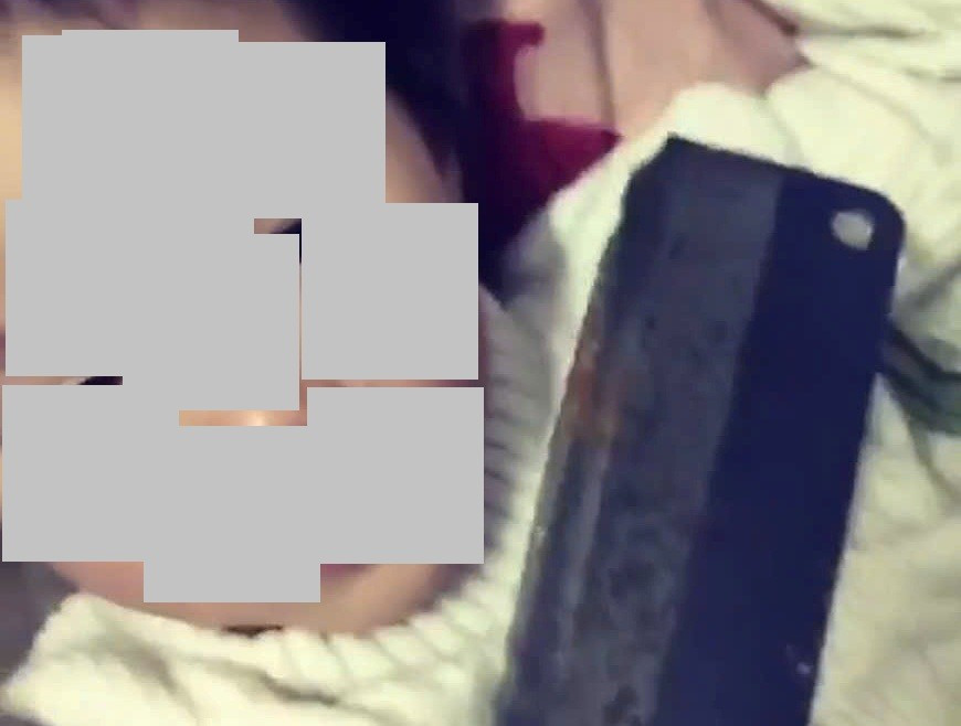 C&ocirc;ng an x&aacute;c minh vụ b&eacute; g&aacute;i bị bố d&ugrave;ng dao đe dọa v&igrave; mẹ &lsquo;kh&ocirc;ng gửi tiền về'- Ảnh 1.