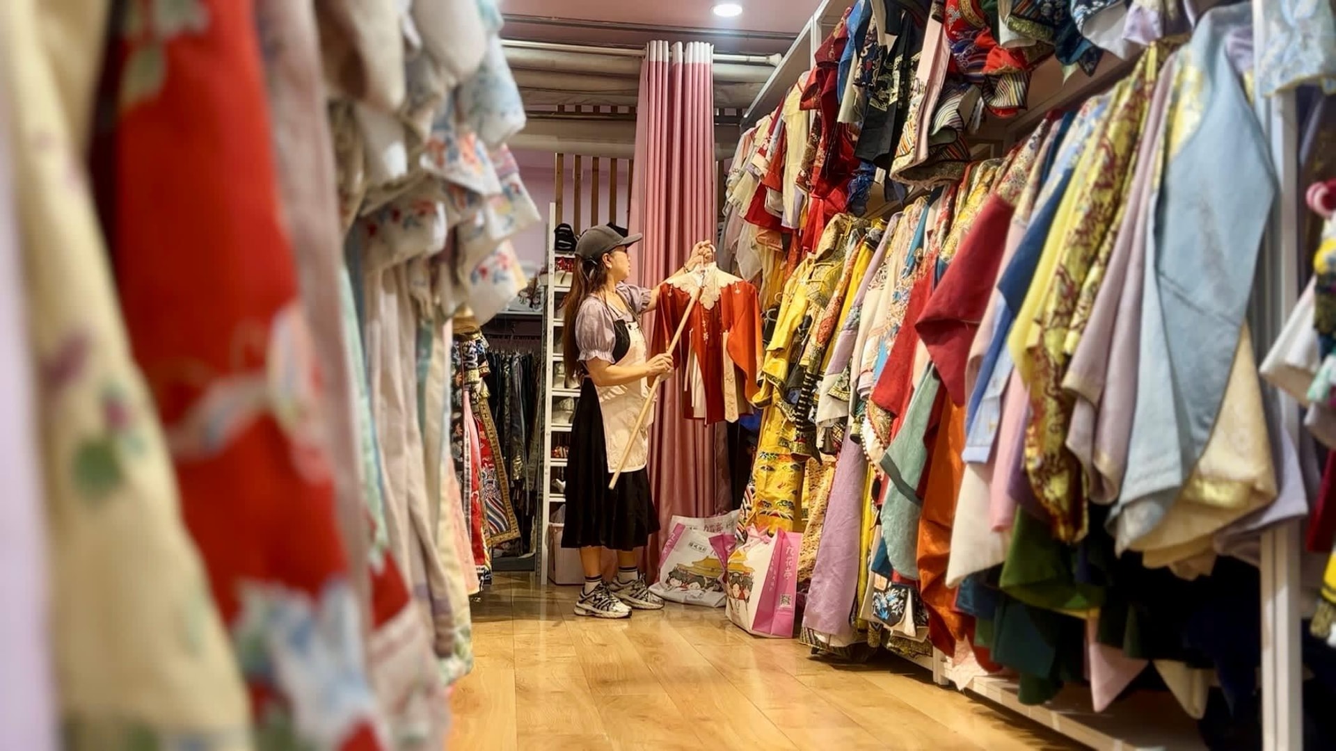 Chỉ vài ngày kiếm bằng cả tháng lương trong khi lãi ngân hàng thấp đến mức “chẳng buồn quan tâm”, chứng khoán trở thành "thỏi nam châm" hút nhà đầu tư ở quốc gia láng giềng Việt Nam- Ảnh 4.