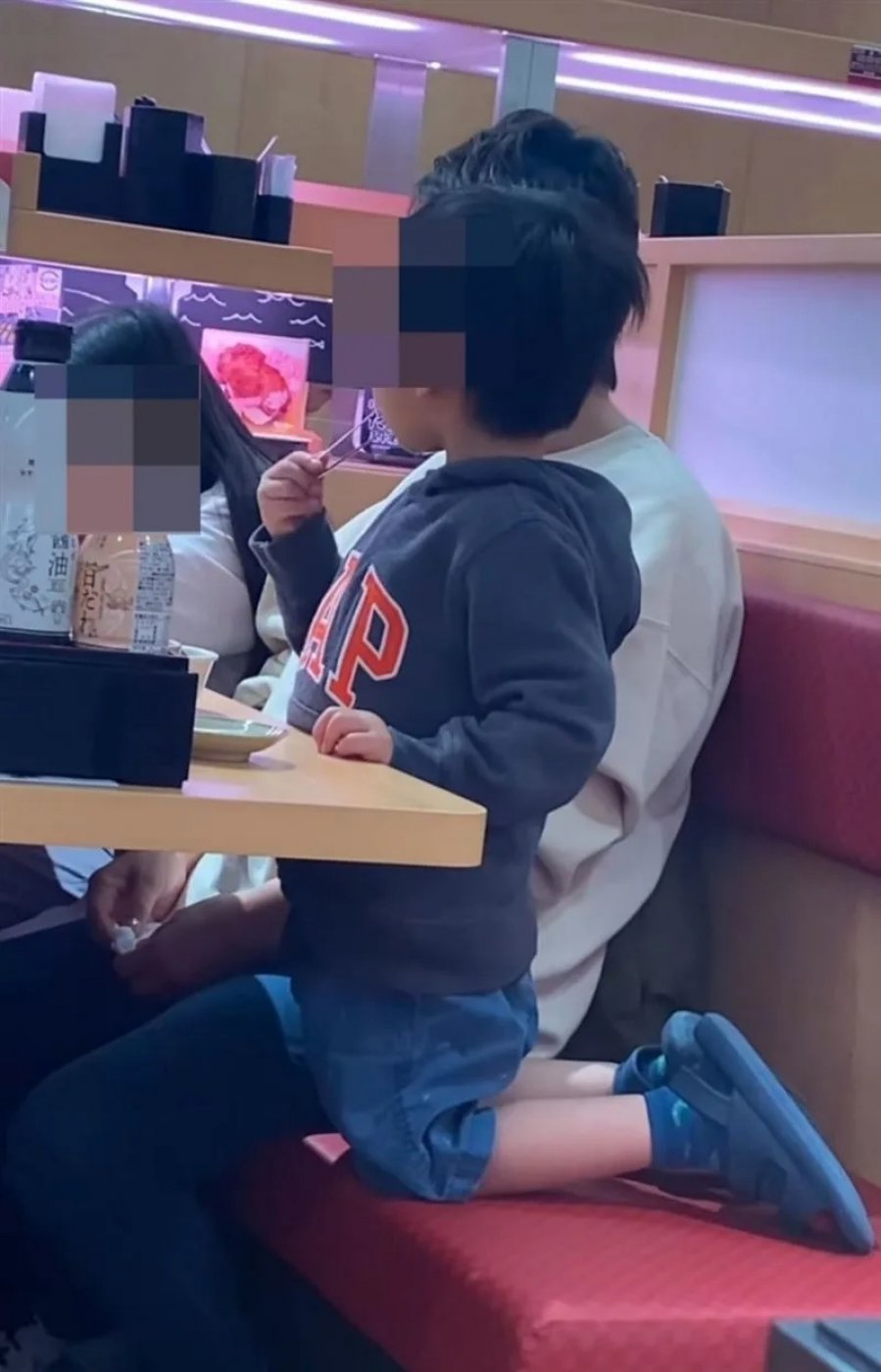 Xem bức ảnh chụp l&eacute;n 1 gia đ&igrave;nh mới thấy: Tại sao c&oacute; những đứa trẻ lớn l&ecirc;n lệch lạc thế n&agrave;y!- Ảnh 1.