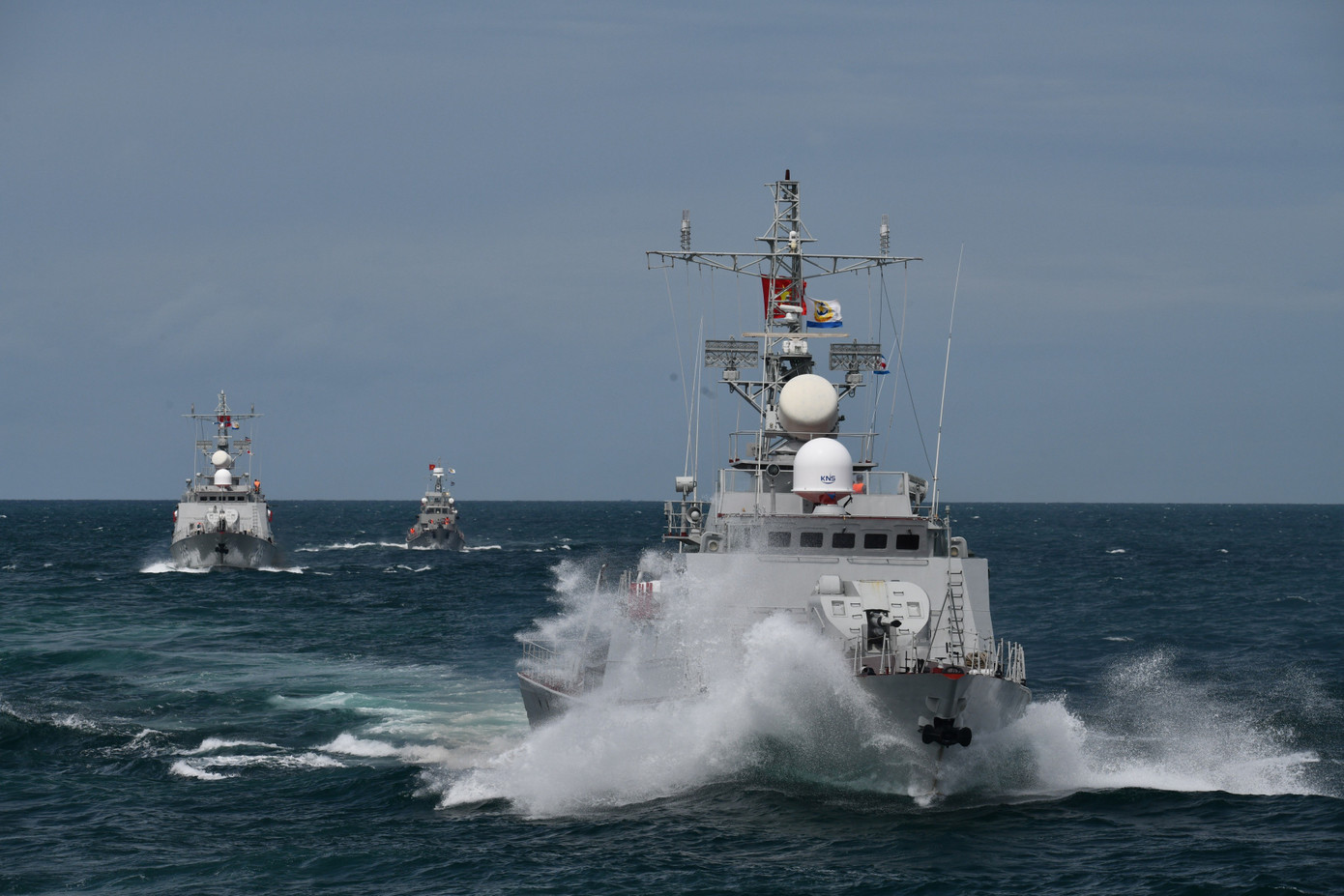 Chiến hạm hải quân tiêu diệt mục tiêu máy bay giả định trên không- Ảnh 1.