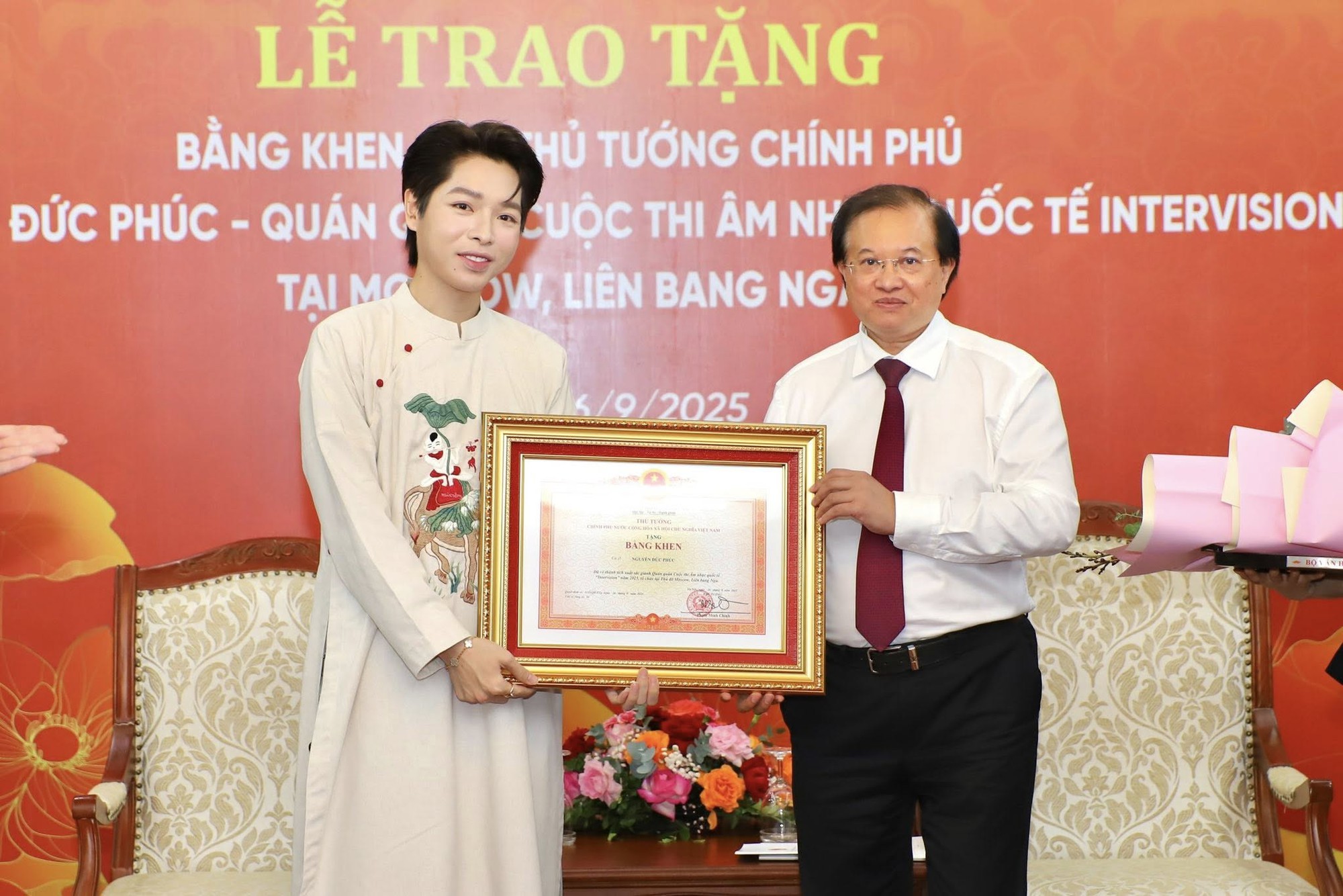 Thứ trưởng Bộ VHTTDL: 3 phút biểu diễn của Đức Phúc là một kỳ tích, là minh chứng cho sức trẻ Việt Nam đang vươn lên mạnh mẽ- Ảnh 2. Thứ trưởng Bộ VHTTDL: 3 phút biểu diễn của Đức Phúc là một kỳ tích, là minh chứng cho sức trẻ Việt Nam đang vươn lên mạnh mẽ- Ảnh 2.
