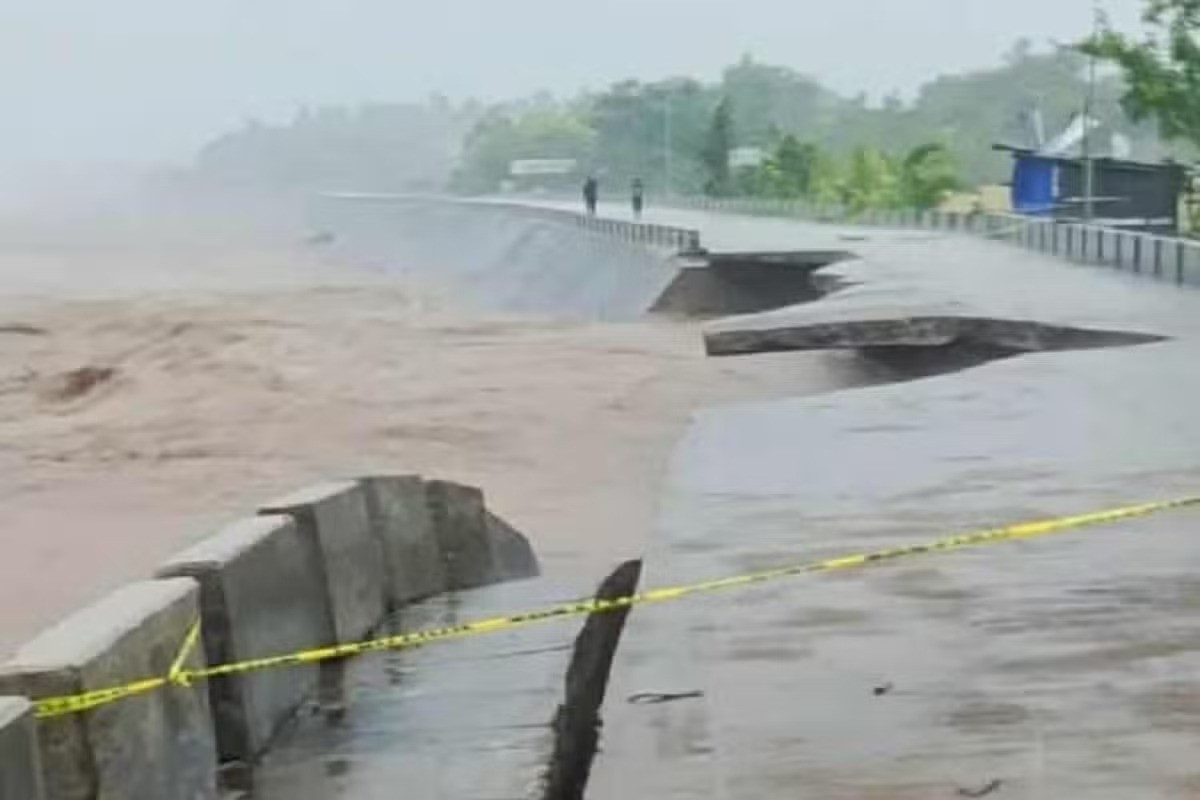 Quốc tế dự báo sức mạnh đổ bộ của bão số 10 Bualoi- Ảnh 2. Quốc tế dự báo sức mạnh đổ bộ của bão số 10 Bualoi- Ảnh 2.