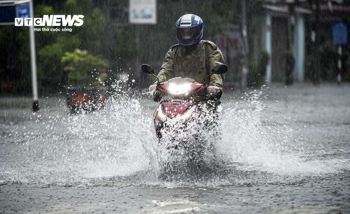 Dự báo thời tiết 28/9: Mưa xối xả trút xuống Bắc và Trung Bộ, nguy cơ ngập tứ bề- Ảnh 1.
