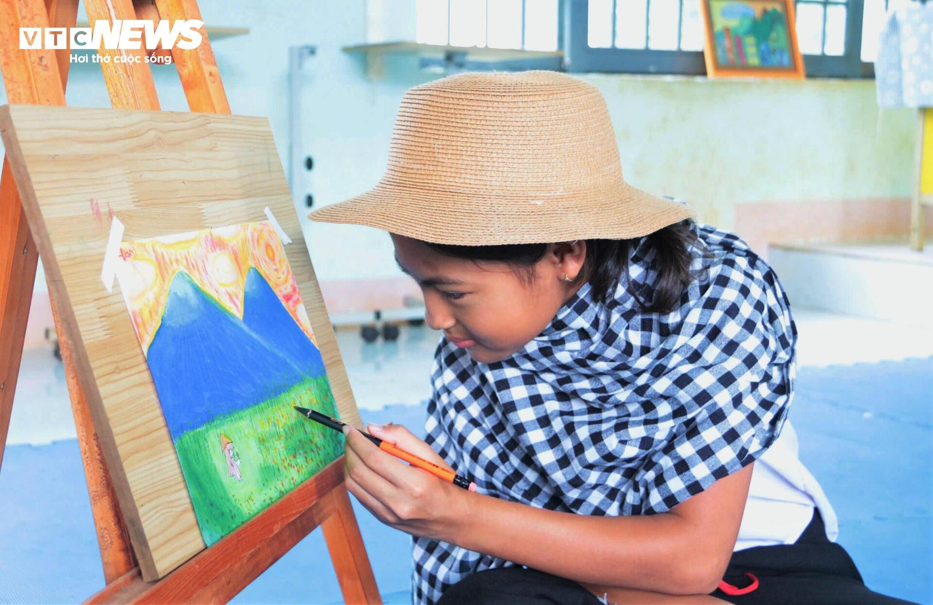 Kỳ Lạ Bé Gái Ở Đắk Lắk Có Hai Màu Mắt, Một Bên Mắt Đen Và Một Bên Mắt Xanh- Ảnh 3. Kỳ Lạ Bé Gái Ở Đắk Lắk Có Hai Màu Mắt, Một Bên Mắt Đen Và Một Bên Mắt Xanh- Ảnh 3.