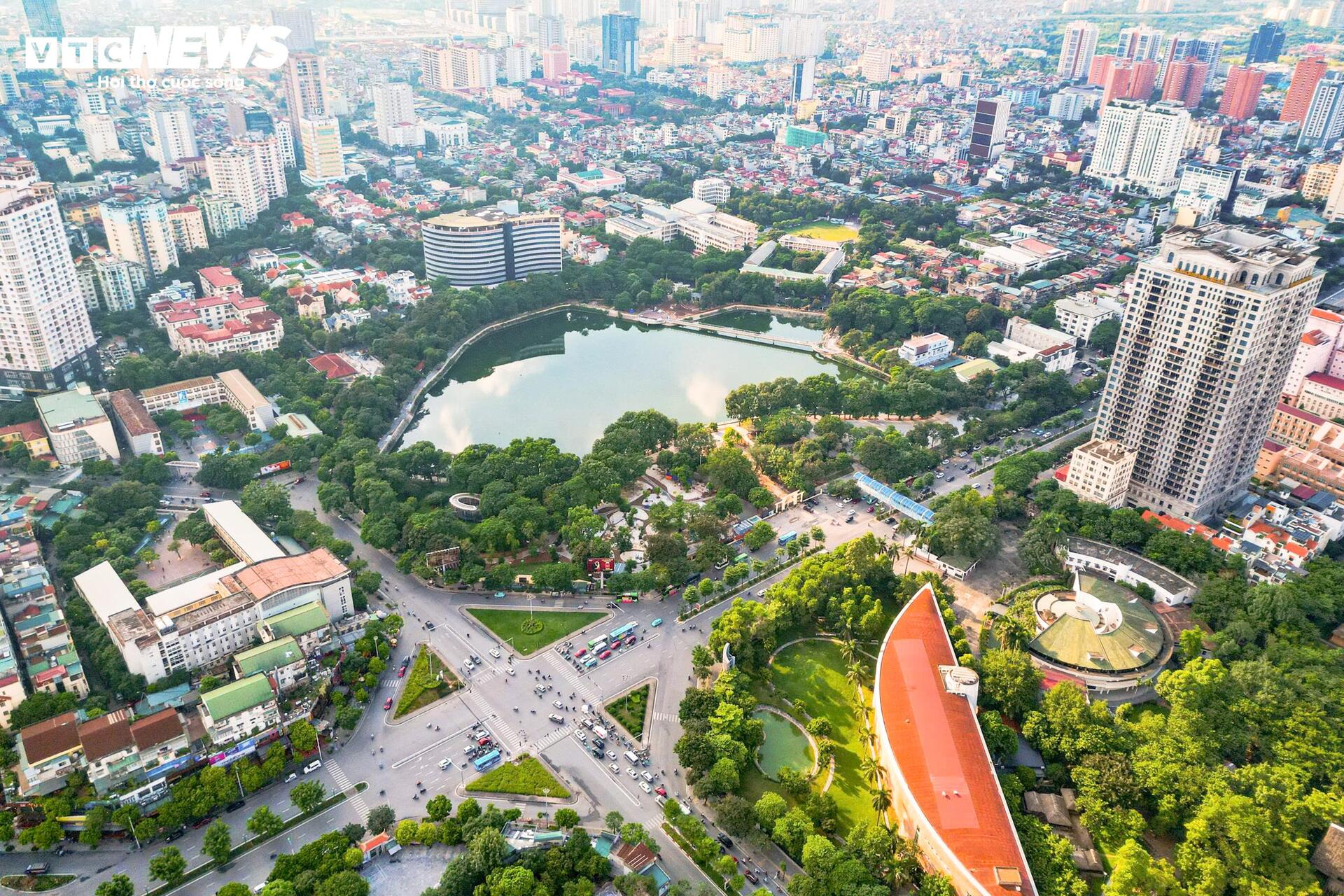 Hà Nội: Công viên Nghĩa Đô 'lột xác', xuất hiện cầu đi bộ hình cây đàn độc đáo- Ảnh 1.