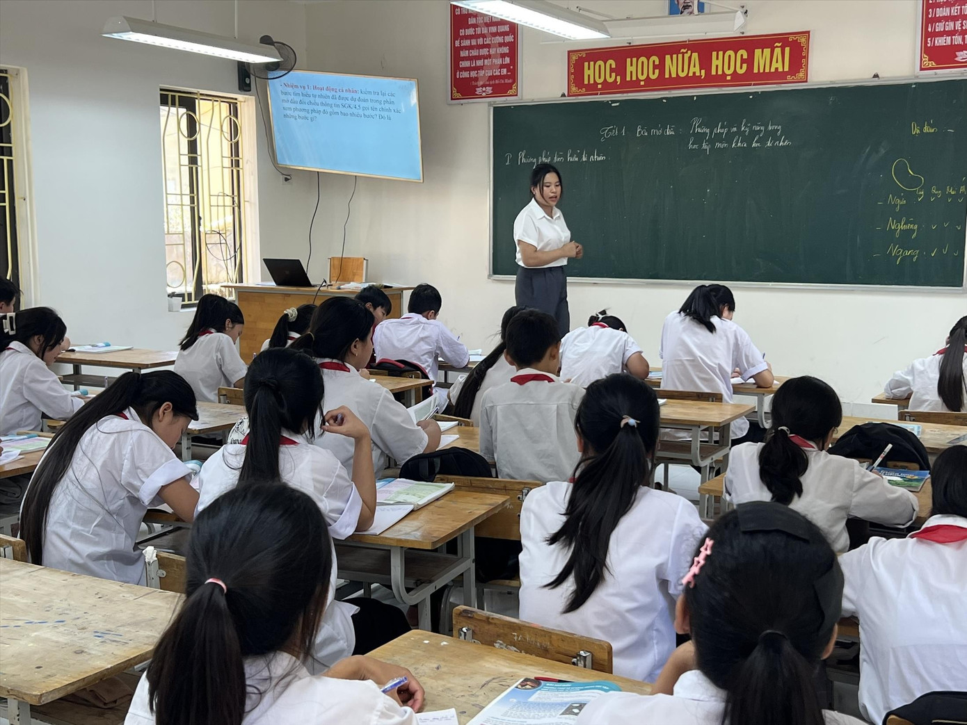 Miễn học phí, phụ huynh vẫn 'còng lưng' vì nhiều khoản thu- Ảnh 1.